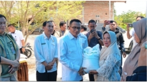 Bupati Polman Kawal Penyaluran 37,14 Ton Beras Bantuan di Kecamatan Luyo
