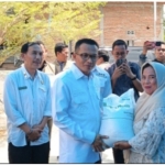 Bupati Polman Kawal Penyaluran 37,14 Ton Beras Bantuan di Kecamatan Luyo